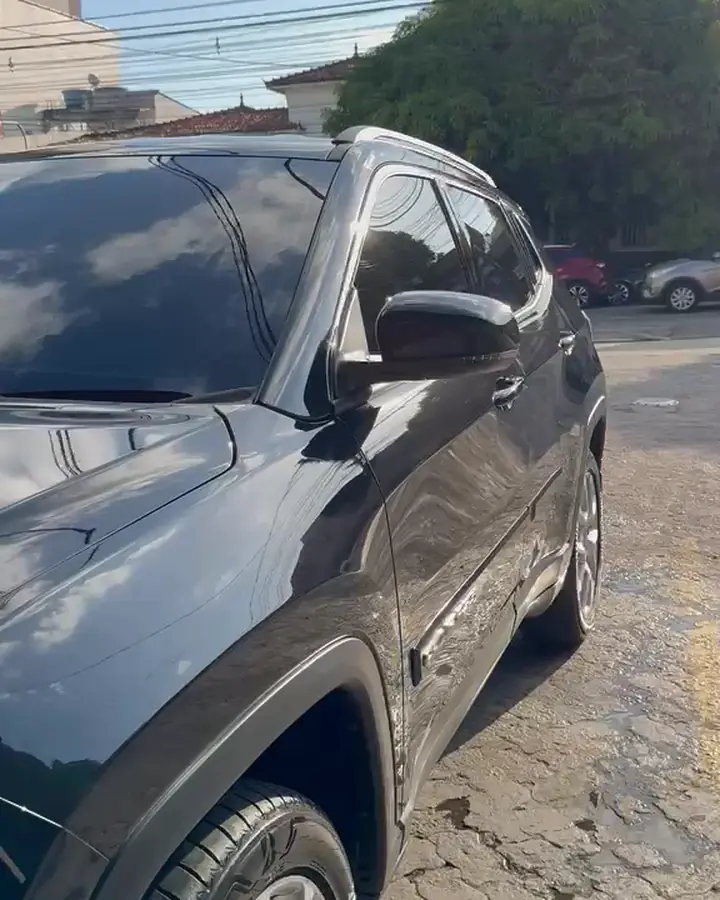 SUV preto pronto