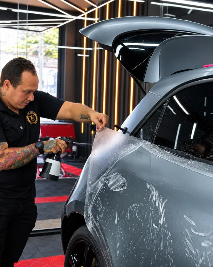 Aplicação de PPF em SUV cinza